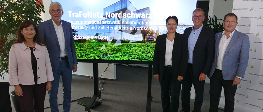 Gruppenfoto vor dem Transparent Transformationsnetzwerk Nordschwarzwald.