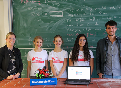 Teilnehmerinnen des Girls‘ Digital Camps am Reuchlin-Gymnasium mit AG-Leiter Dominique Henrich und Kerstin Weipert (Projektleiterin, WFG). 