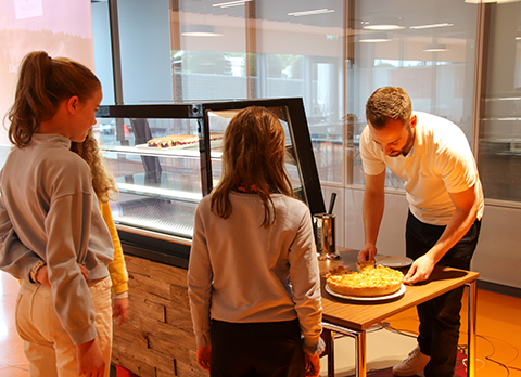 Geschäftsführer Tim Brünz (Pfalzgraf Konditorei) versorgt seine Gäste vom Girls‘ Digital Camp mit Kuchen aus der eigenen Produktion