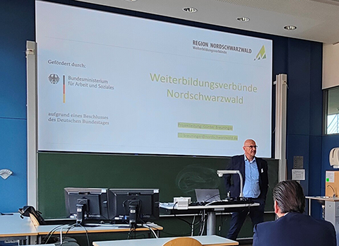 Günter Breuninger, Projektleiter Weiterbildungsverbünde Nordschwarzwald, stellt das Förderprojekt vor