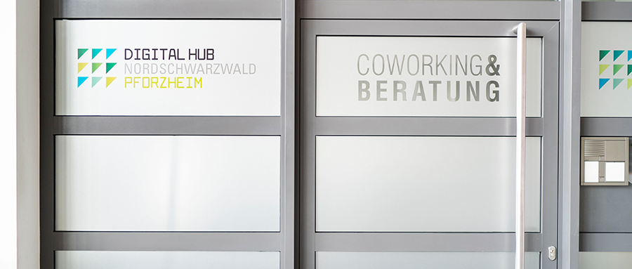 Eingang zum Digital Hub Standort Pforzheim/Enzkreis mit Logo und dem Text "Coworking & Beratung"