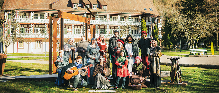 Ein Gruppenbild des Freien Theaters Bad Liebenzell mit mittelalterlichen Kostümen