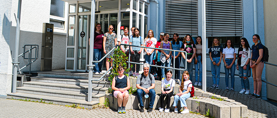 Gruppenbild der Girls' Digital Camps AG vom Richard-von-Weizsäcker-Gymnasium in Baiersbronn mit Annika Vielsack (KIT), Kerstin Weipert (WFG) sowie Vanessa Schaffer und Marco Finkbeiner (beide Richard-von-Weizsäcker-Gymnasium)