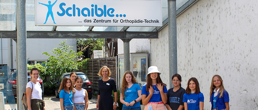 Führung durch die Orthopädie-Technik mit Dr. Sonja Schaible (Mitte)