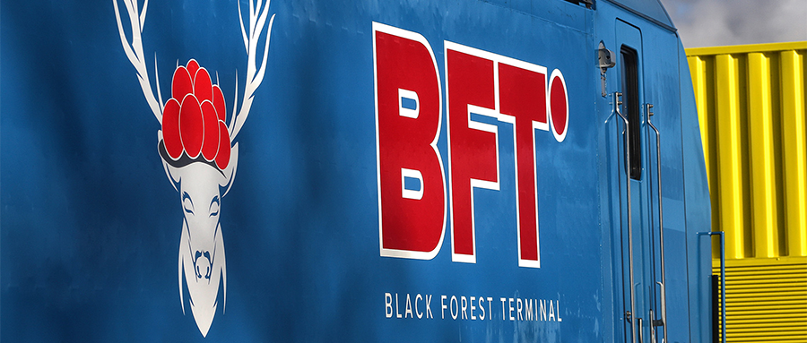 Black Forest Terminal: Zug für den Güterverkehr mit Logo von BFT