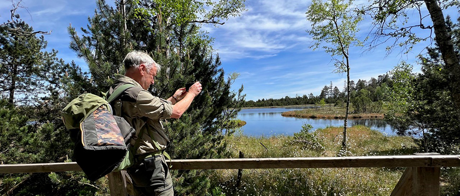 Mann fotografiert die Landschaft am Wildsee