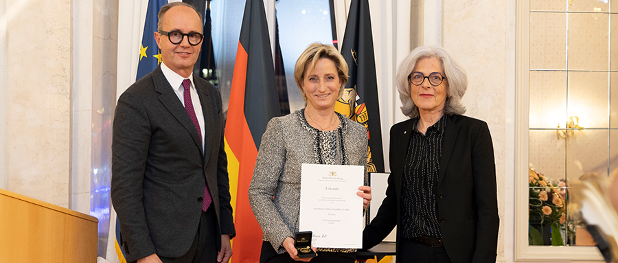 Wirtschaftsministerin Dr. Nicole Hoffmeister-Kraut überreicht die Wirtschaftsmedaille an Frau Birgitta Hafner und Dr. Phillipp Reisert.