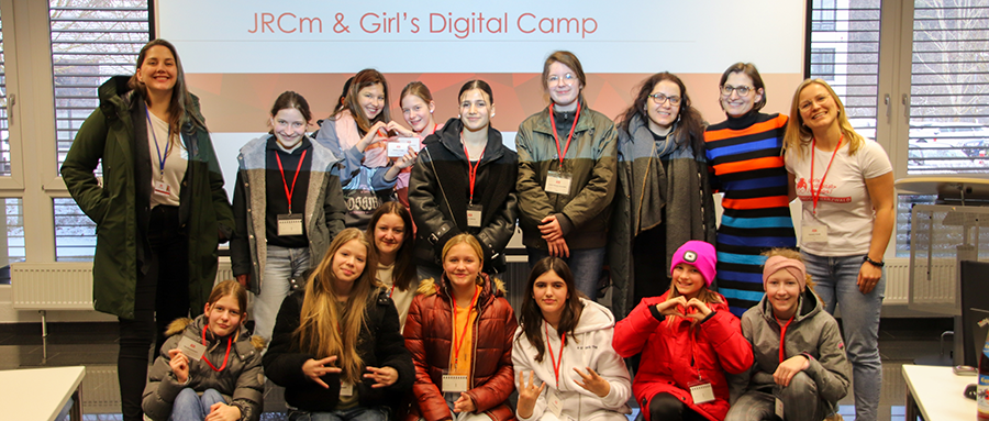 Die Teilnehmerinnen des Girls‘ Digital Camps zu Gast bei JRC Mobility 